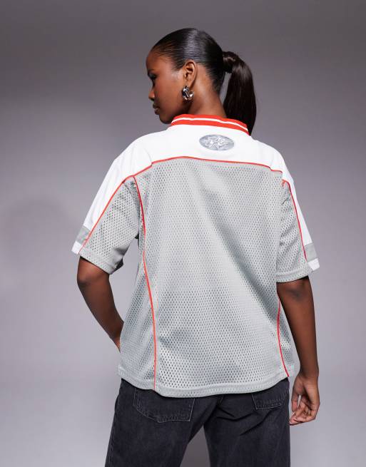 Camiseta gris y beis de estilo hockey con cuello de pico y diseño de paneles de Courtside, 3 de 4