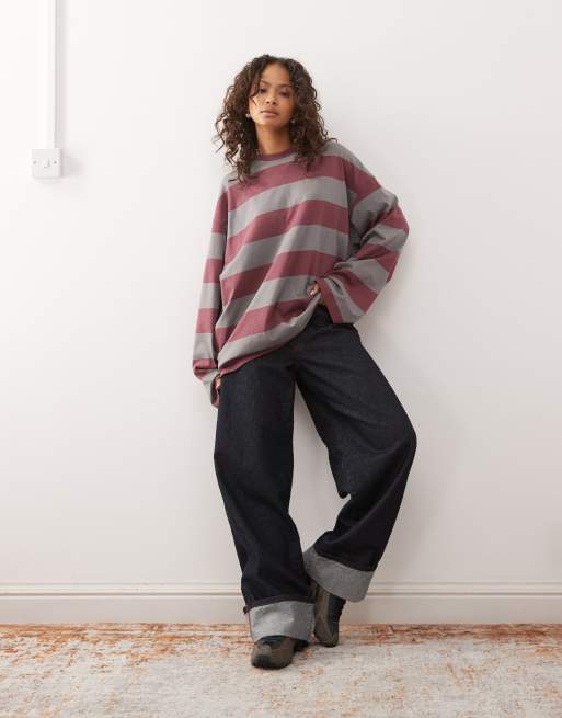 Camiseta gris y burdeos a rayas extragrande de manga larga exclusiva en ASOS de Weekday, 2 de 4
