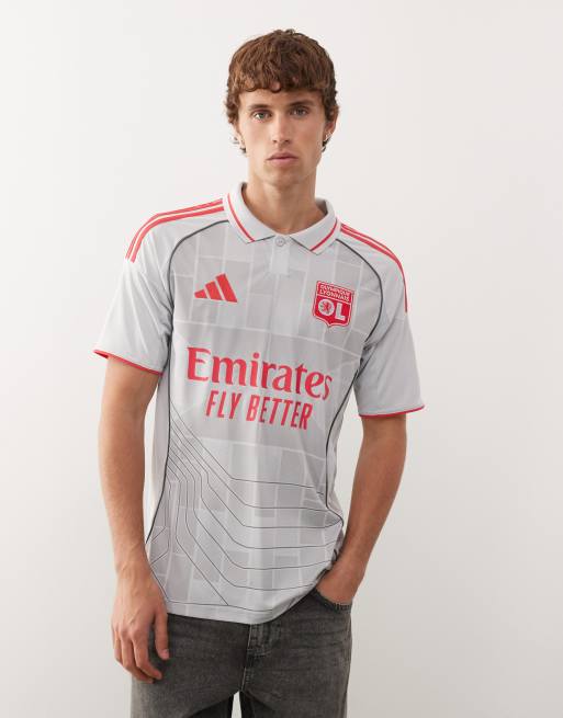 Camiseta gris y roja con diseño de la tercera equipación del Olympique de Lyon de la temporada 25/26 de adidas Football