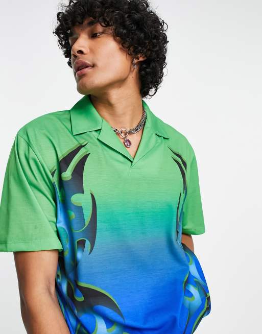 Camiseta holgada con cuello tipo polo y estampado de tatuajes de ASOS DESIGN 