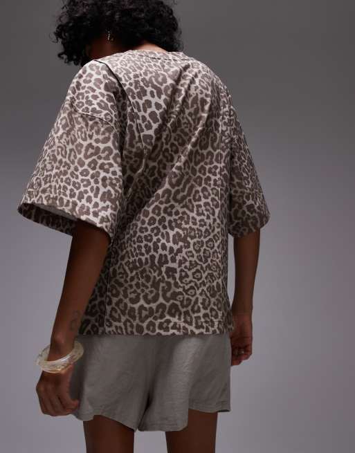 Camiseta holgada con estampado de leopardo y detalle de panel de punto liso de & Other Stories, 3 de 4