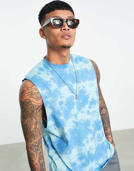 Camiseta holgada sin mangas con efecto tie dye y estampado surfero en la espalda de ASOS DESIGN, 2 de 4