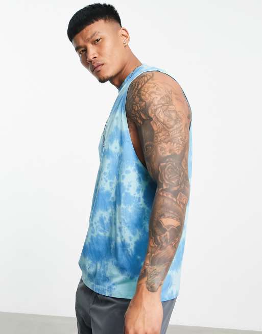 Camiseta holgada sin mangas con efecto tie dye y estampado surfero en la espalda de ASOS DESIGN, 4 de 4