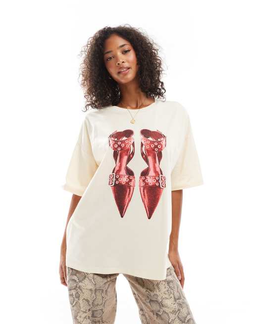 Camiseta larga color crudo con diseño encogido y estampado gráfico de zapatos de tacón bajo de ASOS DESIGN