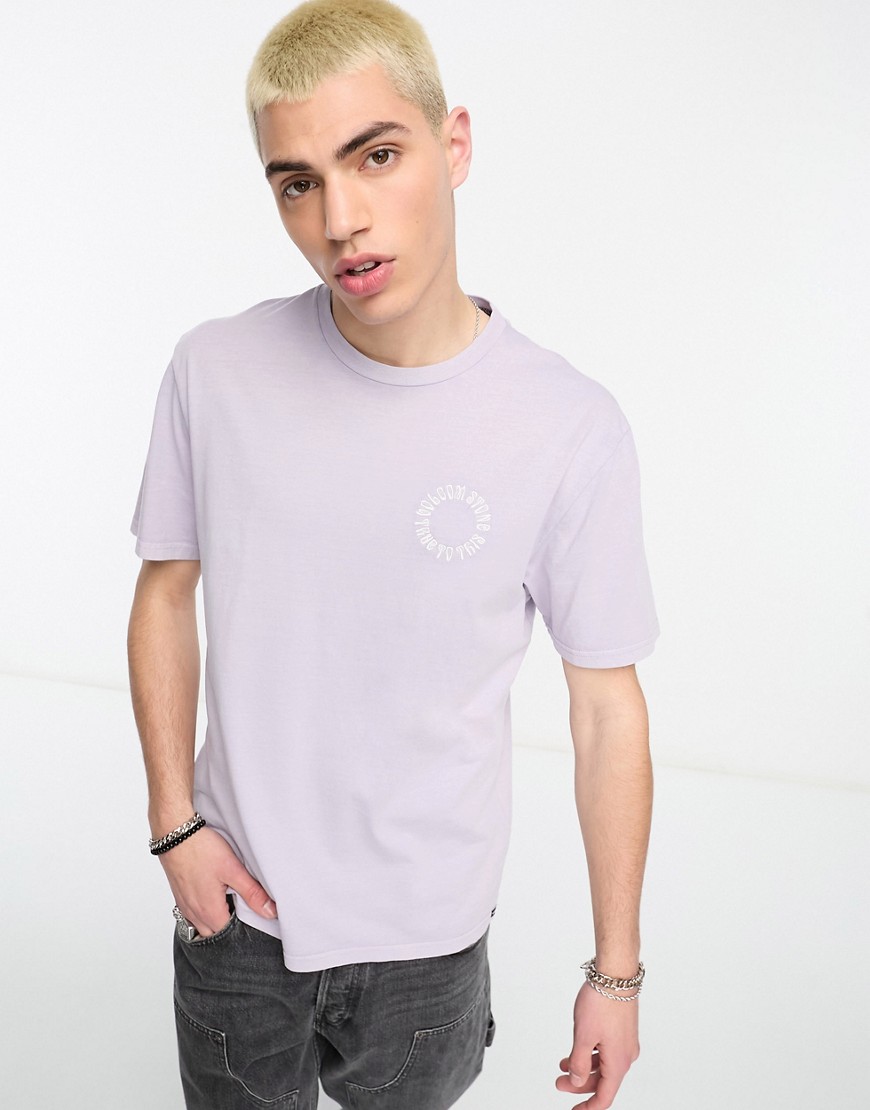 camiseta lila con logo circular de volcom-morado