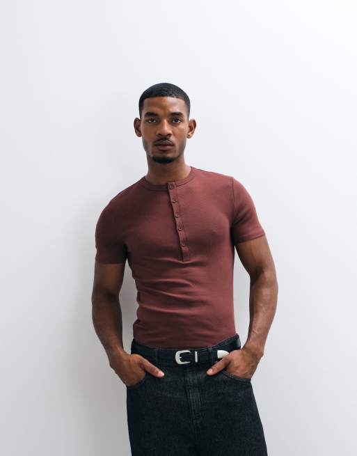 Camiseta marrón ajustada con cuello panadero de canalé de ASOS DESIGN, 5 de 7