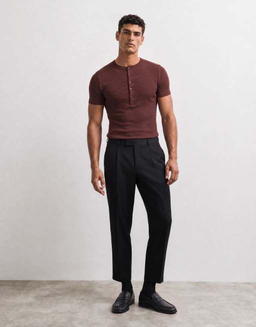 Camiseta marrón ajustada con cuello panadero de canalé de ASOS DESIGN, 7 de 7