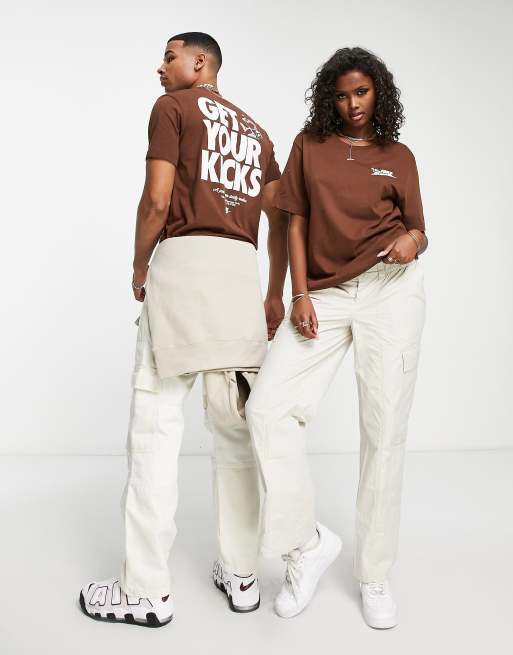 Camiseta marrón cacao unisex con estampado "Sole Cafe Get Your Kicks" en la espalda de Nike, 3 de 4