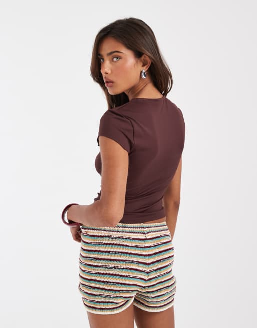 Camiseta marrón chocolate ceñida con diseño encogido de poliamida de ASOS DESIGN, 3 de 4