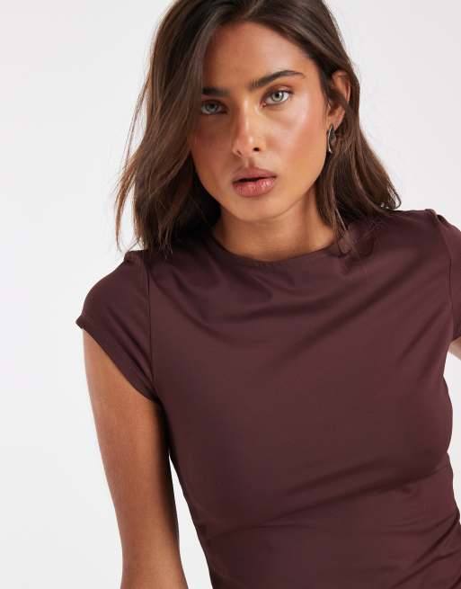 Camiseta marrón chocolate ceñida con diseño encogido de poliamida de ASOS DESIGN, 4 de 4