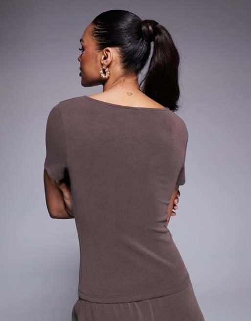 Camiseta marrón chocolate con detalle de abertura de cupro de ASOS DESIGN (parte de un conjunto), 4 de 4