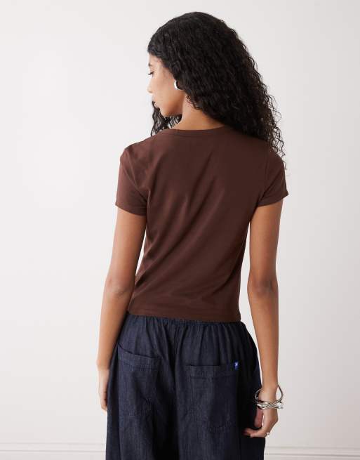 Camiseta marrón chocolate con diseño encogido de COLLUSION, 4 de 4