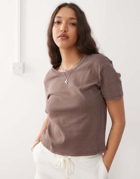 Camiseta marrón chocolate con diseño encogido de Monki - view 1