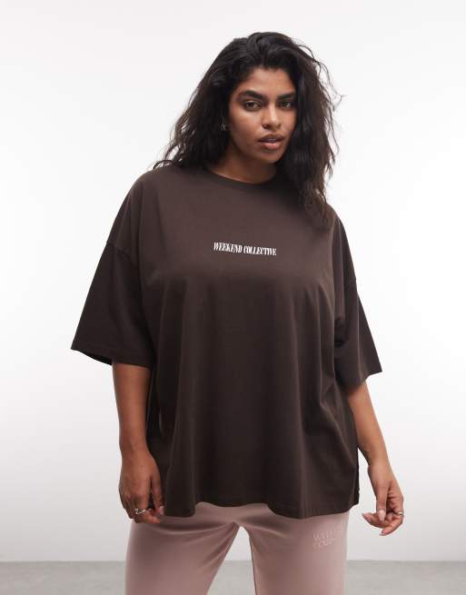 Camiseta marrón chocolate con logo apilado en la espalda Icon de Weekend Collective Curve, 2 de 4