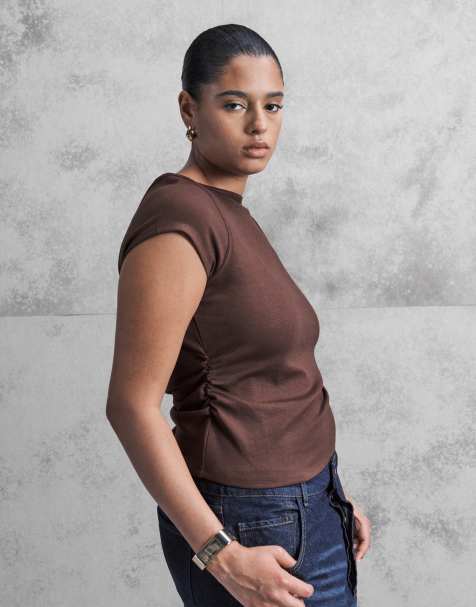 Camiseta marrón chocolate con mangas de casquillo y detalle fruncido de canalé de ASOS DESIGN Curve - view 1