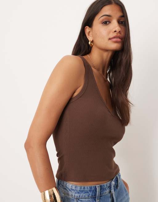 Camiseta marrón chocolate de tirantes con cuello de pico de canalé de ASOS DESIGN, 3 de 4