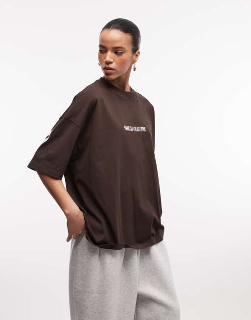 Camiseta marrón chocolate extragrande con logo apilado en la espalda Icon de Weekend Collective, 4 de 4