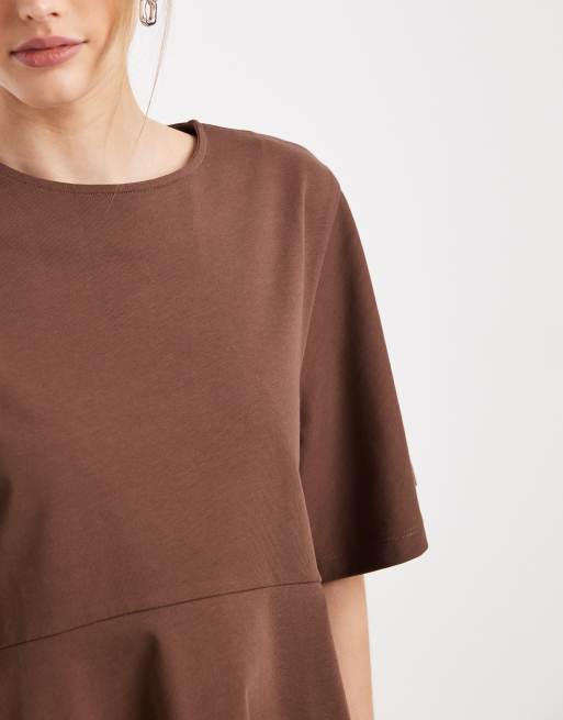 Camiseta marrón chocolate extragrande con mangas exageradas y sobrefalda en el bajo de ASOS DESIGN, 3 de 4