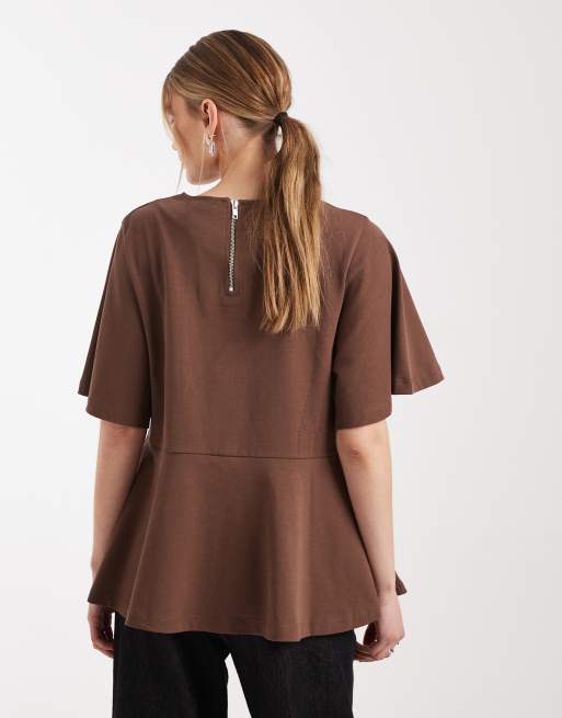 Camiseta marrón chocolate extragrande con mangas exageradas y sobrefalda en el bajo de ASOS DESIGN, 4 de 4