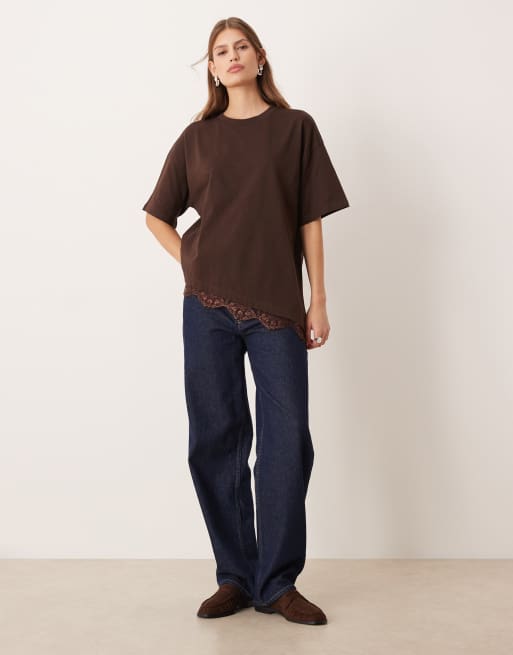 Camiseta marrón chocolate extragrande y asimétrica con detalle de ribete de encaje de ASOS DESIGN, 3 de 4