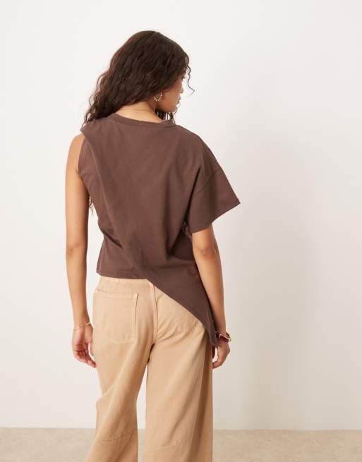 Camiseta marrón chocolate extragrande y asimétrico con detalle colgante de ASOS DESIGN, 3 de 4