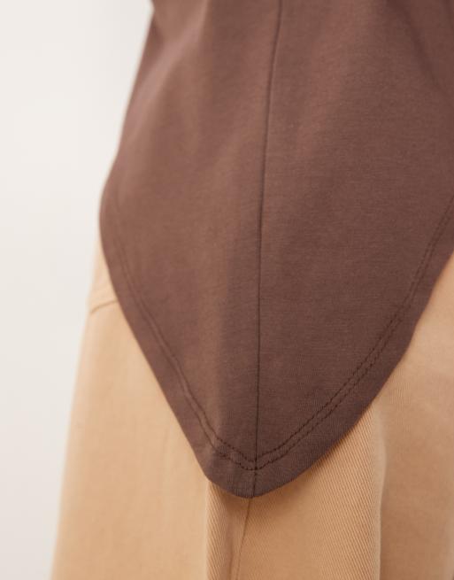 Camiseta marrón chocolate extragrande y asimétrico con detalle colgante de ASOS DESIGN, 4 de 4