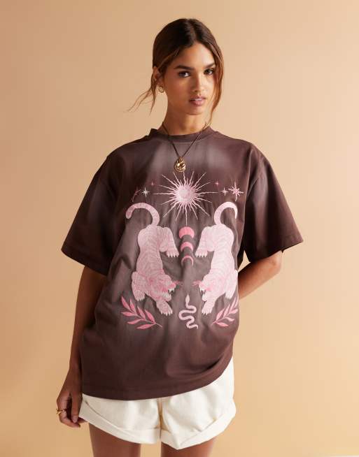 Camiseta marrón chocolate lavado extragrande con bordado gráfico cósmico de ASOS DESIGN, 4 de 4