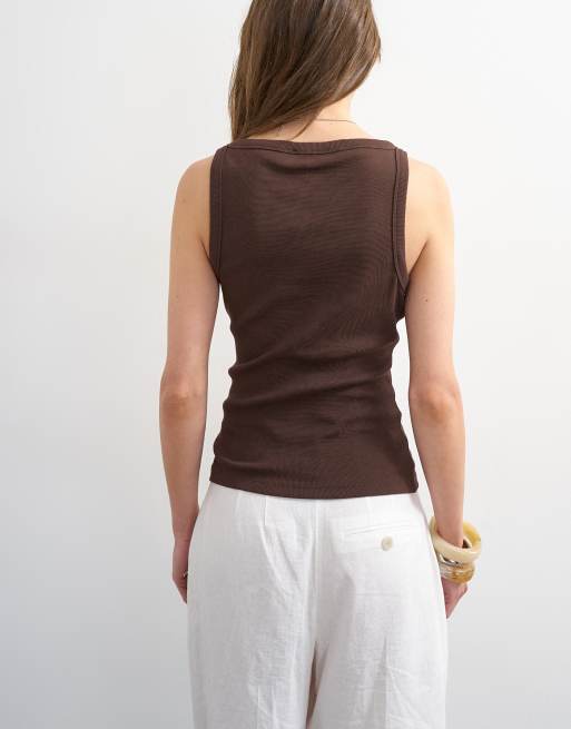 Camiseta marrón chocolate oscuro sin mangas con espalda de nadadora y cuello recto de Topshop, 2 de 4