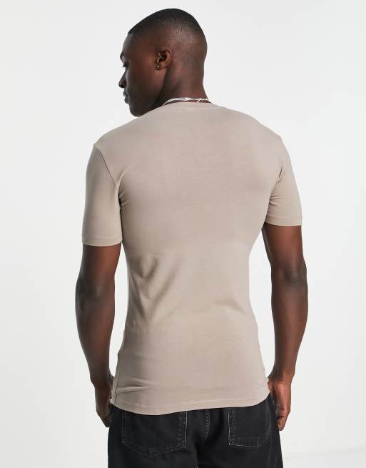 Camiseta marrón claro ajustada con cuello redondo de ASOS DESIGN, 2 de 4