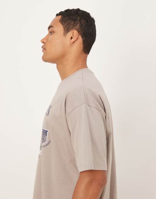 Camiseta marrón claro extragrande con estampado gráfico deportivo de ASOS DESIGN, 3 de 5