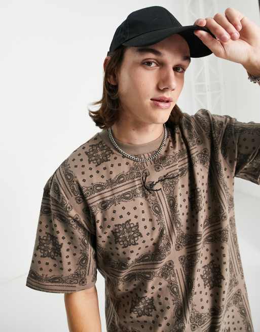 Camiseta marrón con estampado de cachemir de Karl Kani