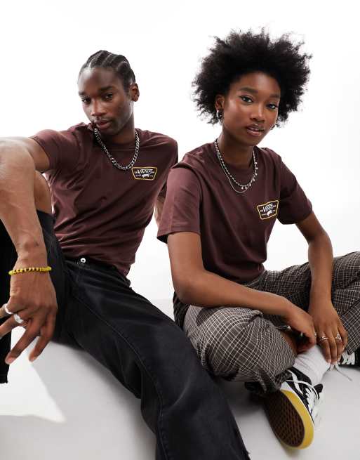 Camiseta marron con estampado en la espalda de parche de Vans