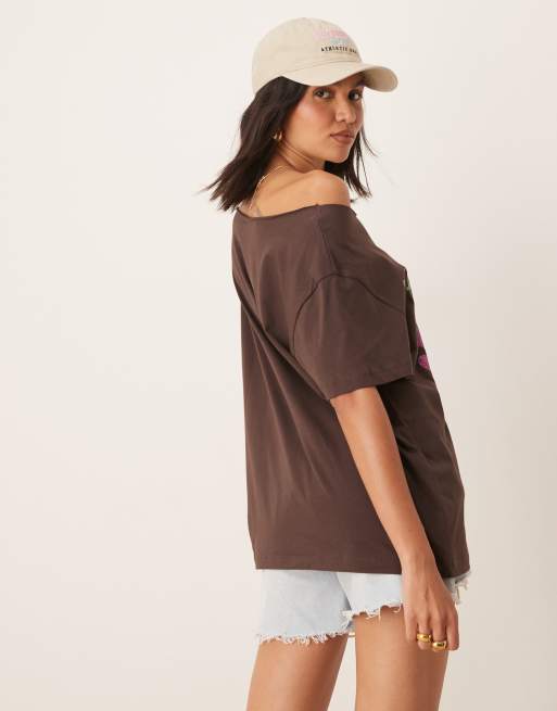 Camiseta marrón con hombro caído y estampado gráfico "Exhibition" de ASOS DESIGN, 2 de 4