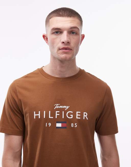 Camiseta marrón con logo apilado en el centro de Tommy Hilfiger, 3 de 5