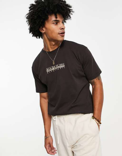 Camiseta marrón con recuadro del logo de Napapijri