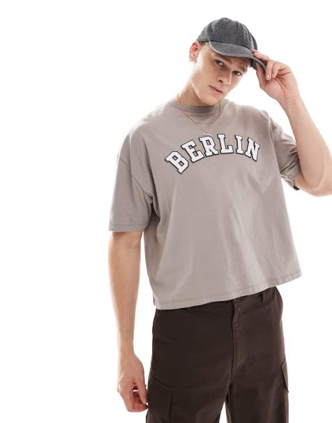 Camiseta marrón de corte cuadrado extragrande con aplicación "Berlin" de ASOS DESIGN - view 1