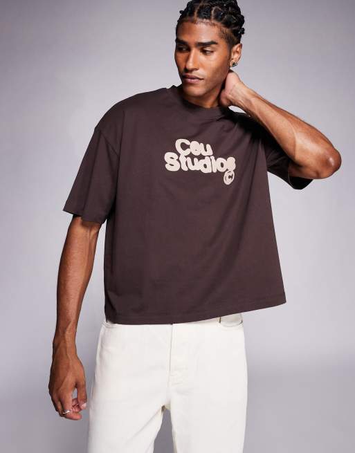 Camiseta marrón de corte cuadrado extragrande con estampado de texto en el pecho y la espalda de ASOS DESIGN, 2 de 4
