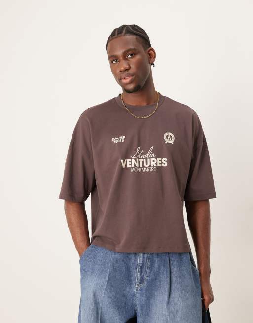 Camiseta marrón de corte cuadrado extragrande con hombros caídos y estampado en relieve de ASOS DESIGN