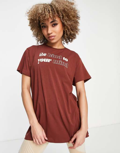 Camiseta marrón deportiva extragrande con diseño de texto de Hoxton Haus