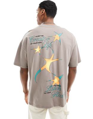 Camiseta marrón extragrande con estampado celestial en la espalda de ASOS DESIGN