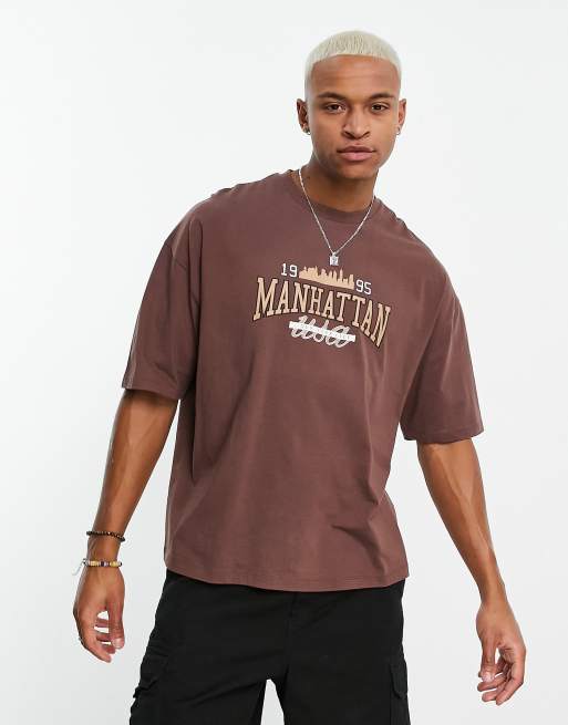 Camiseta marrón extragrande con estampado de estilo universitario en el pecho de ASOS DESIGN