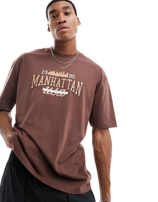 Camiseta marrón extragrande con estampado de estilo universitario en el pecho de ASOS DESIGN