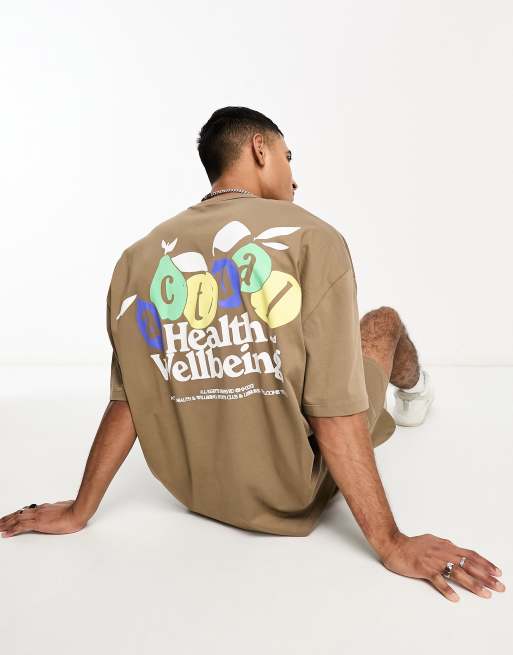 Camiseta marrón extragrande con estampado de frutas y logo 
