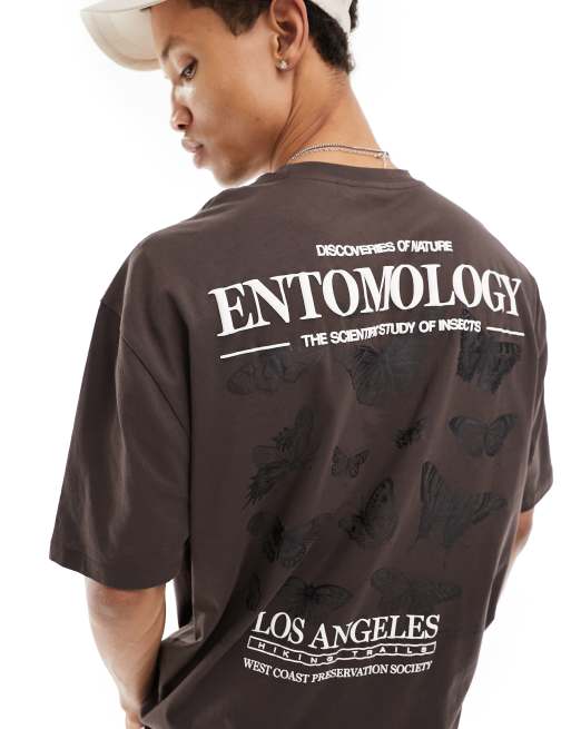 Camiseta marrón extragrande con estampado de mariposa en la parte trasera de ASOS DESIGN