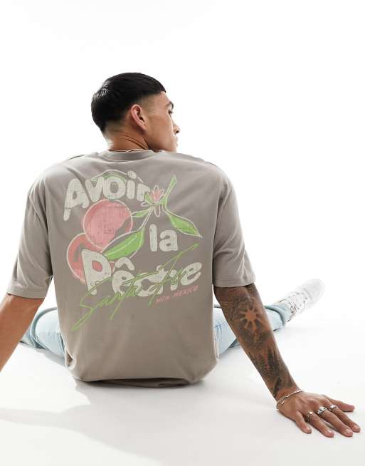 Camiseta marrón extragrande con estampado de melocotón en la espalda de ASOS DESIGN