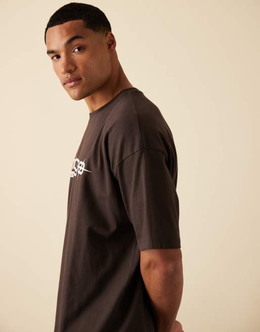 Camiseta marrón extragrande con estampado gráfico de ciudad de ASOS DESIGN, 4 de 5
