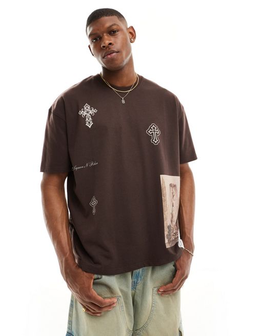 Camiseta marrón extragrande con estampado posicional de cruz de Liquor N Poker