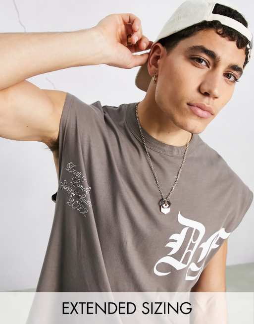Camiseta marrón extragrande sin mangas con estampado de texto con tipografía gótica y bordado de ASOS Dark Future Active