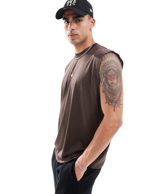 Camiseta marrón extragrande sin mangas de malla deportiva de ASOS DESIGN