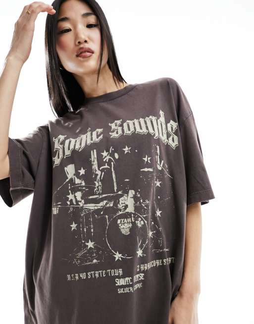 Camiseta marrón lavado de corte boyfriend con estampado gráfico roquero 